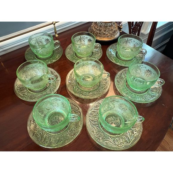 Vintage Tiara Glass Sandwich Pattern Chantilly‎ Green Cup and Saucers Set of 8 - Picture 1 of 6